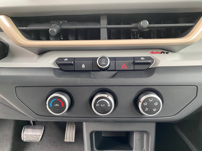 'Mục sở thị' VinFast VF 3 giao tới khách hàng: Cabin thoải mái hơn xe hạng A, gầm cao như CUV C, dễ thành 'xe điện quốc dân'- Ảnh 11. 'Mục sở thị' VinFast VF 3 giao tới khách hàng: Cabin thoải mái hơn xe hạng A, gầm cao như CUV C, dễ thành 'xe điện quốc dân'- Ảnh 11.