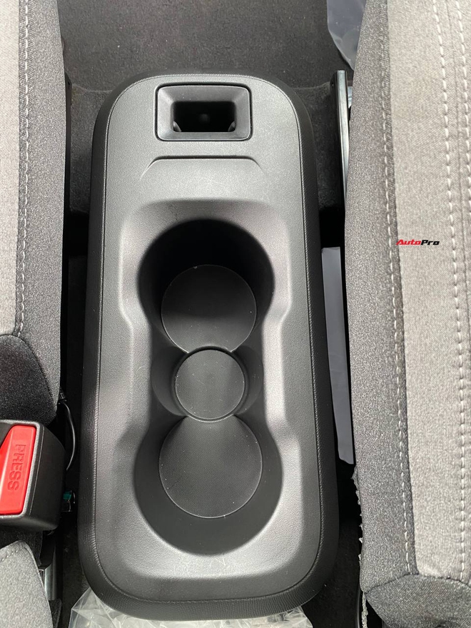 'Mục sở thị' VinFast VF 3 giao tới khách hàng: Cabin thoải mái hơn xe hạng A, gầm cao như CUV C, dễ thành 'xe điện quốc dân'- Ảnh 14. 'Mục sở thị' VinFast VF 3 giao tới khách hàng: Cabin thoải mái hơn xe hạng A, gầm cao như CUV C, dễ thành 'xe điện quốc dân'- Ảnh 14.