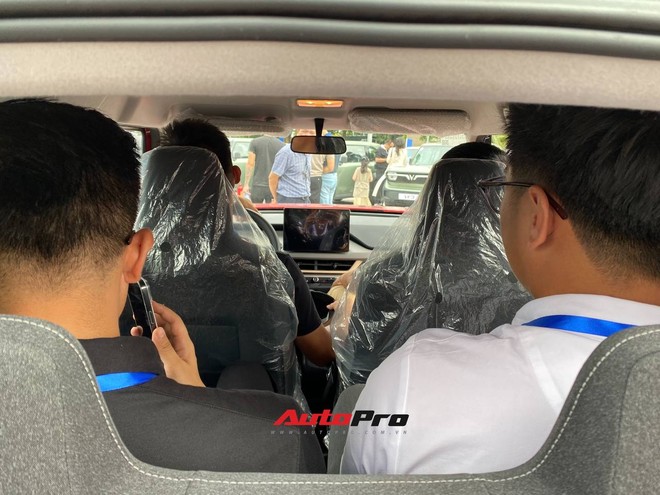 'Mục sở thị' VinFast VF 3 giao tới khách hàng: Cabin thoải mái hơn xe hạng A, gầm cao như CUV C, dễ thành 'xe điện quốc dân'- Ảnh 16. 'Mục sở thị' VinFast VF 3 giao tới khách hàng: Cabin thoải mái hơn xe hạng A, gầm cao như CUV C, dễ thành 'xe điện quốc dân'- Ảnh 16.