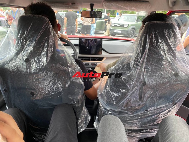 'Mục sở thị' VinFast VF 3 giao tới khách hàng: Cabin thoải mái hơn xe hạng A, gầm cao như CUV C, dễ thành 'xe điện quốc dân'- Ảnh 17. 'Mục sở thị' VinFast VF 3 giao tới khách hàng: Cabin thoải mái hơn xe hạng A, gầm cao như CUV C, dễ thành 'xe điện quốc dân'- Ảnh 17.