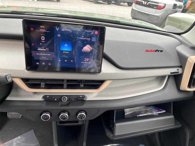 'Mục sở thị' VinFast VF 3 giao tới khách hàng: Cabin thoải mái hơn xe hạng A, gầm cao như CUV C, dễ thành 'xe điện quốc dân'- Ảnh 9. 'Mục sở thị' VinFast VF 3 giao tới khách hàng: Cabin thoải mái hơn xe hạng A, gầm cao như CUV C, dễ thành 'xe điện quốc dân'- Ảnh 9.