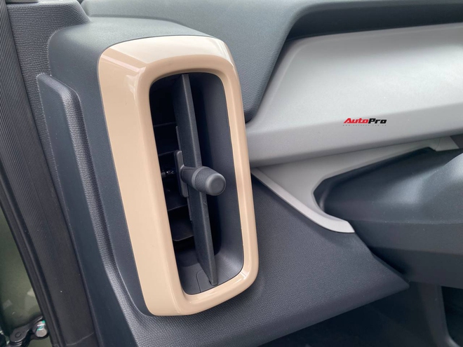 'Mục sở thị' VinFast VF 3 giao tới khách hàng: Cabin thoải mái hơn xe hạng A, gầm cao như CUV C, dễ thành 'xe điện quốc dân'- Ảnh 12. 'Mục sở thị' VinFast VF 3 giao tới khách hàng: Cabin thoải mái hơn xe hạng A, gầm cao như CUV C, dễ thành 'xe điện quốc dân'- Ảnh 12.