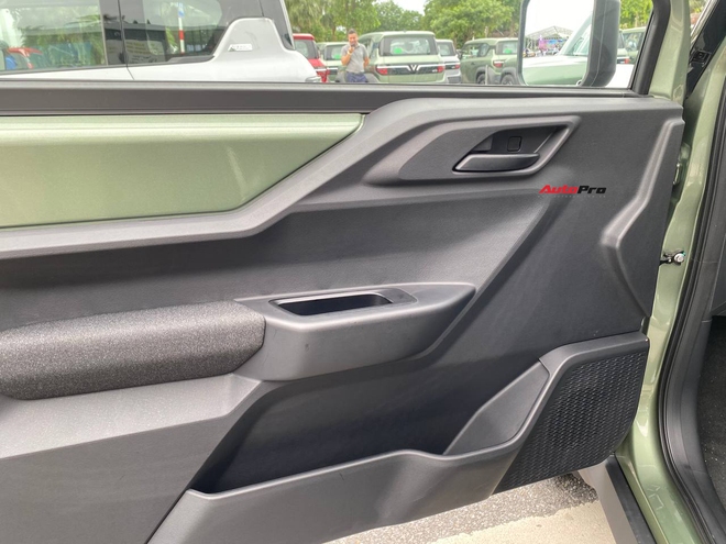 'Mục sở thị' VinFast VF 3 giao tới khách hàng: Cabin thoải mái hơn xe hạng A, gầm cao như CUV C, dễ thành 'xe điện quốc dân'- Ảnh 13. 'Mục sở thị' VinFast VF 3 giao tới khách hàng: Cabin thoải mái hơn xe hạng A, gầm cao như CUV C, dễ thành 'xe điện quốc dân'- Ảnh 13.