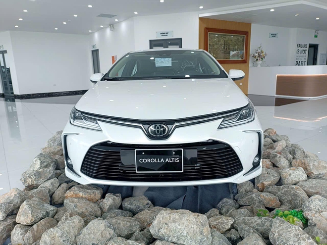 Toyota Corolla Altis giảm tới 80 triệu tại đại lý: Sản xuất 2023, bản giữa thấp hơn Civic tiêu chuẩn- Ảnh 3. Toyota Corolla Altis giảm tới 80 triệu tại đại lý: Sản xuất 2023, bản giữa thấp hơn Civic tiêu chuẩn- Ảnh 3.