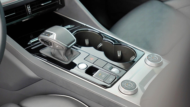 Volkswagen Touareg giảm giá tới 560 triệu đồng, giá thực tế thấp hơn đối thủ Audi Q7 tới 840 triệu- Ảnh 6. Volkswagen Touareg giảm giá tới 560 triệu đồng, giá thực tế thấp hơn đối thủ Audi Q7 tới 840 triệu- Ảnh 6.