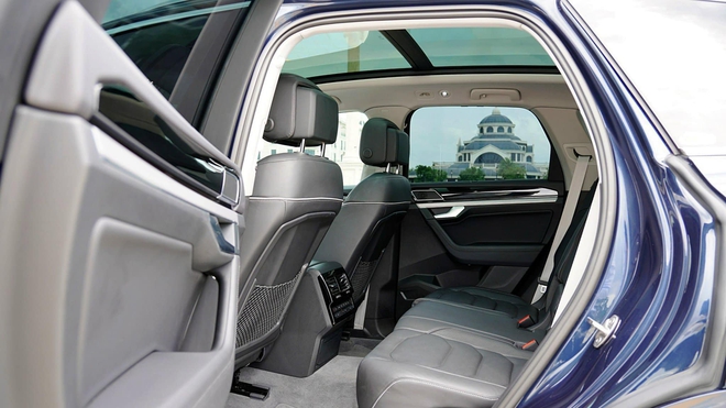 Volkswagen Touareg giảm giá tới 560 triệu đồng, giá thực tế thấp hơn đối thủ Audi Q7 tới 840 triệu- Ảnh 8. Volkswagen Touareg giảm giá tới 560 triệu đồng, giá thực tế thấp hơn đối thủ Audi Q7 tới 840 triệu- Ảnh 8.
