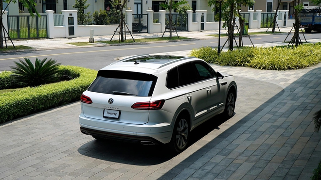 Volkswagen Touareg giảm giá tới 560 triệu đồng, giá thực tế thấp hơn đối thủ Audi Q7 tới 840 triệu- Ảnh 4. Volkswagen Touareg giảm giá tới 560 triệu đồng, giá thực tế thấp hơn đối thủ Audi Q7 tới 840 triệu- Ảnh 4.