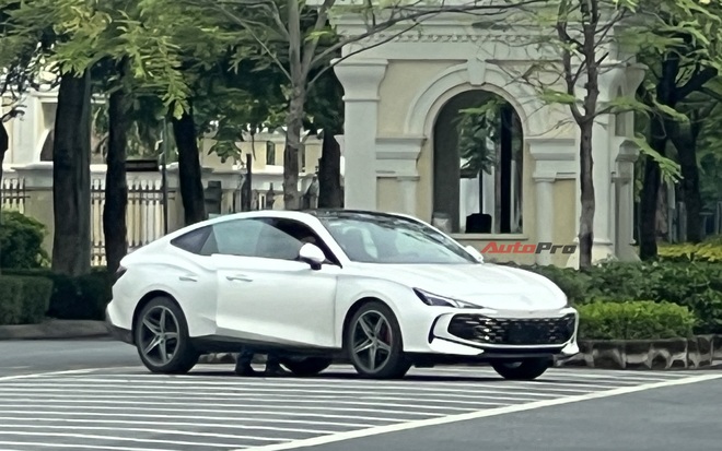 MG7 ấn định ngày ra mắt Việt Nam: Dự kiến đấu Camry bằng giá xe cỡ C, bản 'full' có chế độ lái như xe đua- Ảnh 3. MG7 ấn định ngày ra mắt Việt Nam: Dự kiến đấu Camry bằng giá xe cỡ C, bản 'full' có chế độ lái như xe đua- Ảnh 3.