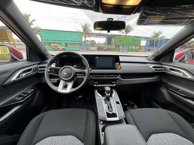 Mitsubishi Xforce bản giữa giảm gần 80 triệu, lăn bánh gần rẻ bằng bản thấp nhất- Ảnh 3. Mitsubishi Xforce bản giữa giảm gần 80 triệu, lăn bánh gần rẻ bằng bản thấp nhất- Ảnh 3.