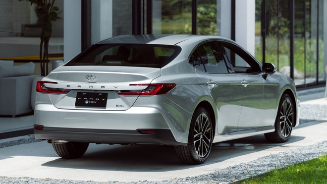 Toyota Camry 2025 nhận cọc tại đại lý: 3 bản, nhiều điểm giống 'xe chủ tịch' Crown, về Việt Nam cuối năm đấu Mazda6, Accord- Ảnh 3. Toyota Camry 2025 nhận cọc tại đại lý: 3 bản, nhiều điểm giống 'xe chủ tịch' Crown, về Việt Nam cuối năm đấu Mazda6, Accord- Ảnh 3.