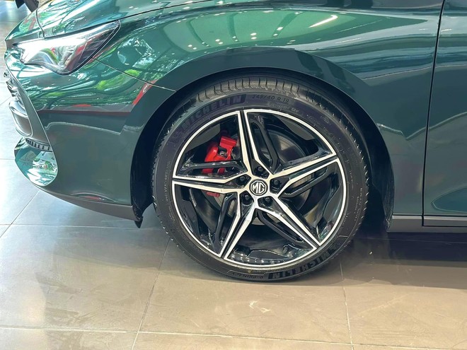 Lộ nội, ngoại thất MG7 tại đại lý trước ra mắt: Màn hình lớn có tiếng Việt, loa Bose, cửa nóc panorama, có ADAS cạnh tranh K5, Mazda6- Ảnh 10. Lộ nội, ngoại thất MG7 tại đại lý trước ra mắt: Màn hình lớn có tiếng Việt, loa Bose, cửa nóc panorama, có ADAS cạnh tranh K5, Mazda6- Ảnh 10.