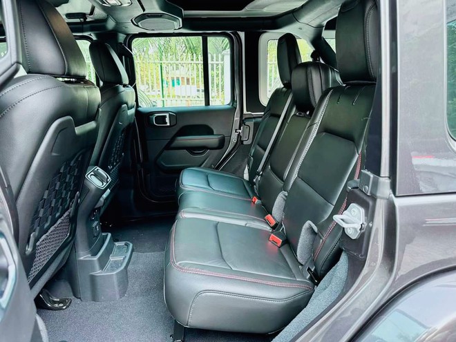Jeep Wrangler giảm giá lăn bánh kỷ lục: Bản cao nhất rẻ hơn Defender 'base' tới 1,2 tỷ đồng- Ảnh 7. Jeep Wrangler giảm giá lăn bánh kỷ lục: Bản cao nhất rẻ hơn Defender 'base' tới 1,2 tỷ đồng- Ảnh 7.