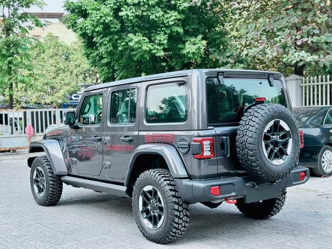 Jeep Wrangler giảm giá lăn bánh kỷ lục: Bản cao nhất rẻ hơn Defender 'base' tới 1,2 tỷ đồng- Ảnh 5. Jeep Wrangler giảm giá lăn bánh kỷ lục: Bản cao nhất rẻ hơn Defender 'base' tới 1,2 tỷ đồng- Ảnh 5.