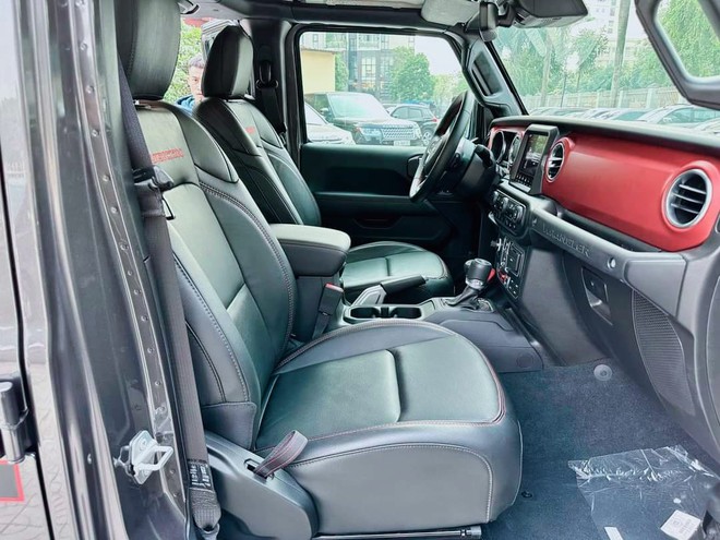 Jeep Wrangler giảm giá lăn bánh kỷ lục: Bản cao nhất rẻ hơn Defender 'base' tới 1,2 tỷ đồng- Ảnh 6. Jeep Wrangler giảm giá lăn bánh kỷ lục: Bản cao nhất rẻ hơn Defender 'base' tới 1,2 tỷ đồng- Ảnh 6.