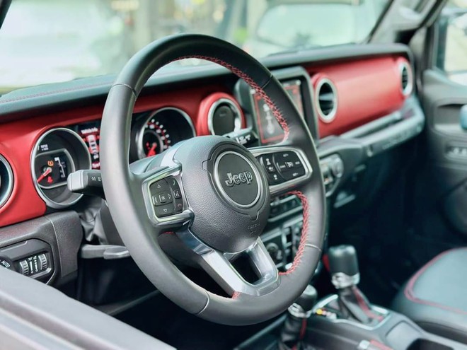 Jeep Wrangler giảm giá lăn bánh kỷ lục: Bản cao nhất rẻ hơn Defender 'base' tới 1,2 tỷ đồng- Ảnh 9. Jeep Wrangler giảm giá lăn bánh kỷ lục: Bản cao nhất rẻ hơn Defender 'base' tới 1,2 tỷ đồng- Ảnh 9.