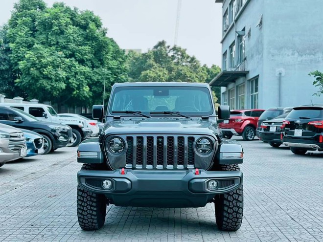 Jeep Wrangler giảm giá lăn bánh kỷ lục: Bản cao nhất rẻ hơn Defender 'base' tới 1,2 tỷ đồng- Ảnh 3. Jeep Wrangler giảm giá lăn bánh kỷ lục: Bản cao nhất rẻ hơn Defender 'base' tới 1,2 tỷ đồng- Ảnh 3.