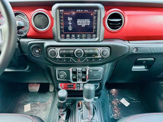 Jeep Wrangler giảm giá lăn bánh kỷ lục: Bản cao nhất rẻ hơn Defender 'base' tới 1,2 tỷ đồng- Ảnh 10. Jeep Wrangler giảm giá lăn bánh kỷ lục: Bản cao nhất rẻ hơn Defender 'base' tới 1,2 tỷ đồng- Ảnh 10.