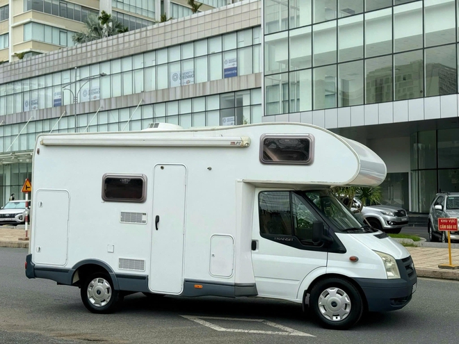 Ford Transit hàng độc bán lại giá hơn 1 tỷ đồng sau 17 năm: Đã độ motorhome 3 giường ngủ, tiện nghi như căn hộ mini- Ảnh 3. Ford Transit hàng độc bán lại giá hơn 1 tỷ đồng sau 17 năm: Đã độ motorhome 3 giường ngủ, tiện nghi như căn hộ mini- Ảnh 3.