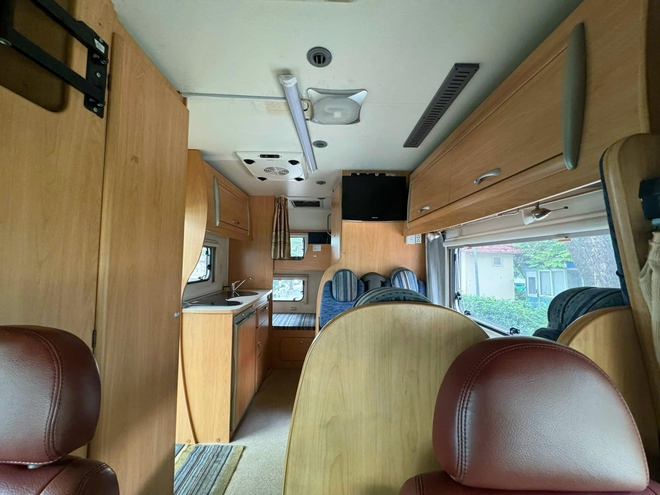 Ford Transit hàng độc bán lại giá hơn 1 tỷ đồng sau 17 năm: Đã độ motorhome 3 giường ngủ, tiện nghi như căn hộ mini- Ảnh 8. Ford Transit hàng độc bán lại giá hơn 1 tỷ đồng sau 17 năm: Đã độ motorhome 3 giường ngủ, tiện nghi như căn hộ mini- Ảnh 8.