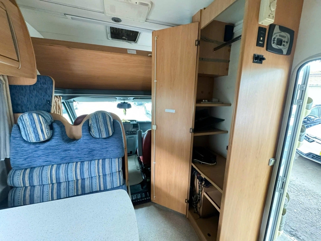 Ford Transit hàng độc bán lại giá hơn 1 tỷ đồng sau 17 năm: Đã độ motorhome 3 giường ngủ, tiện nghi như căn hộ mini- Ảnh 9. Ford Transit hàng độc bán lại giá hơn 1 tỷ đồng sau 17 năm: Đã độ motorhome 3 giường ngủ, tiện nghi như căn hộ mini- Ảnh 9.