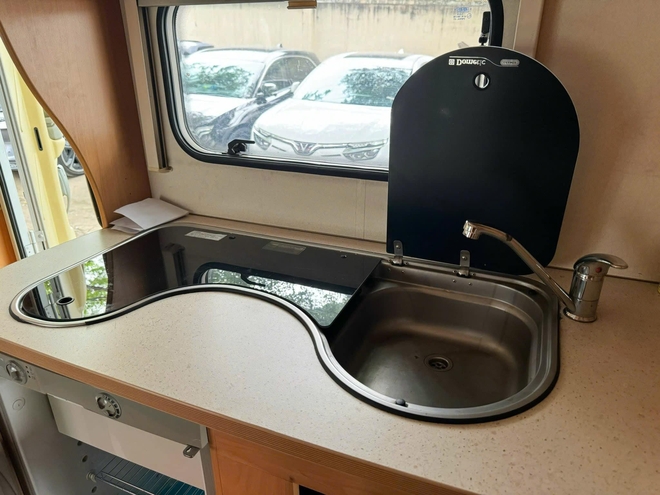 Ford Transit hàng độc bán lại giá hơn 1 tỷ đồng sau 17 năm: Đã độ motorhome 3 giường ngủ, tiện nghi như căn hộ mini- Ảnh 11. Ford Transit hàng độc bán lại giá hơn 1 tỷ đồng sau 17 năm: Đã độ motorhome 3 giường ngủ, tiện nghi như căn hộ mini- Ảnh 11.