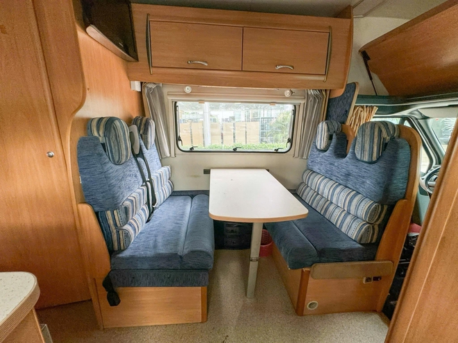 Ford Transit hàng độc bán lại giá hơn 1 tỷ đồng sau 17 năm: Đã độ motorhome 3 giường ngủ, tiện nghi như căn hộ mini- Ảnh 7. Ford Transit hàng độc bán lại giá hơn 1 tỷ đồng sau 17 năm: Đã độ motorhome 3 giường ngủ, tiện nghi như căn hộ mini- Ảnh 7.