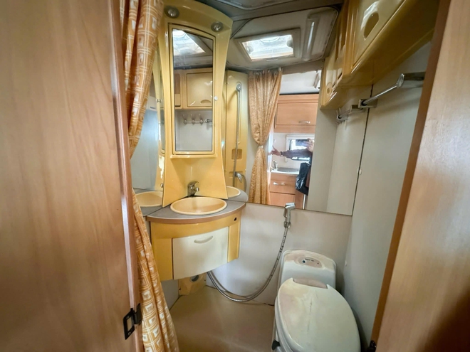 Ford Transit hàng độc bán lại giá hơn 1 tỷ đồng sau 17 năm: Đã độ motorhome 3 giường ngủ, tiện nghi như căn hộ mini- Ảnh 13. Ford Transit hàng độc bán lại giá hơn 1 tỷ đồng sau 17 năm: Đã độ motorhome 3 giường ngủ, tiện nghi như căn hộ mini- Ảnh 13.