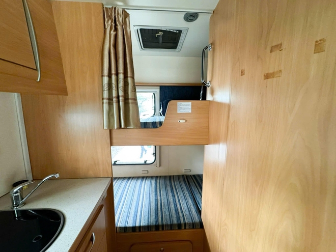 Ford Transit hàng độc bán lại giá hơn 1 tỷ đồng sau 17 năm: Đã độ motorhome 3 giường ngủ, tiện nghi như căn hộ mini- Ảnh 14. Ford Transit hàng độc bán lại giá hơn 1 tỷ đồng sau 17 năm: Đã độ motorhome 3 giường ngủ, tiện nghi như căn hộ mini- Ảnh 14.