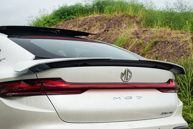 Đánh giá nhanh MG7 bản đắt nhất giá hơn 1 tỷ đồng: Động cơ khá bốc, treo hơi mềm, dáng fastback hơi kén người ngồi sau- Ảnh 9. Đánh giá nhanh MG7 bản đắt nhất giá hơn 1 tỷ đồng: Động cơ khá bốc, treo hơi mềm, dáng fastback hơi kén người ngồi sau- Ảnh 9.