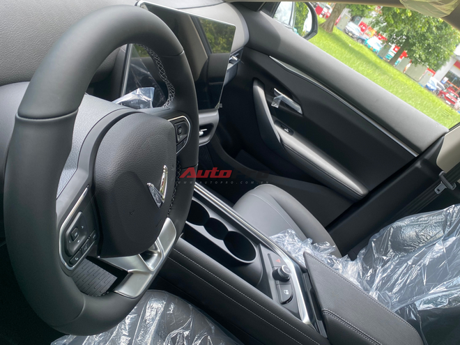 Ảnh thực tế VinFast VF 7S: Động cơ 174 mã lực, mâm khác dễ nhận biết, đại lý báo đã nhận cọc nhưng chưa có lịch giao hàng- Ảnh 6. Ảnh thực tế VinFast VF 7S: Động cơ 174 mã lực, mâm khác dễ nhận biết, đại lý báo đã nhận cọc nhưng chưa có lịch giao hàng- Ảnh 6.