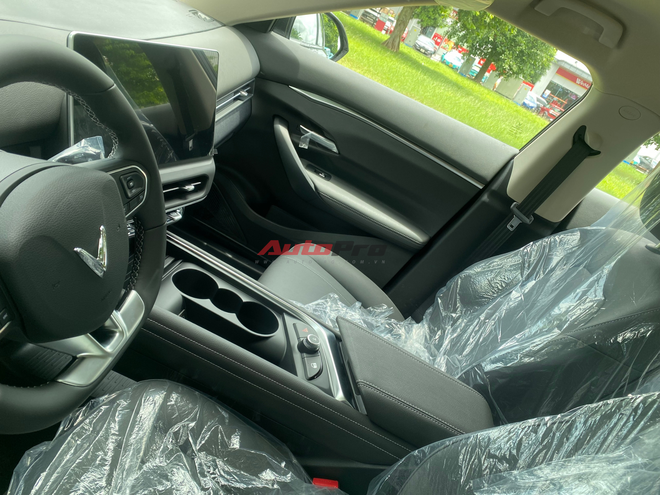 Ảnh thực tế VinFast VF 7S: Động cơ 174 mã lực, mâm khác dễ nhận biết, đại lý báo đã nhận cọc nhưng chưa có lịch giao hàng- Ảnh 7. Ảnh thực tế VinFast VF 7S: Động cơ 174 mã lực, mâm khác dễ nhận biết, đại lý báo đã nhận cọc nhưng chưa có lịch giao hàng- Ảnh 7.