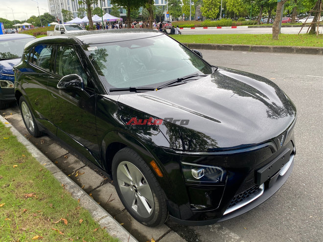 Ảnh thực tế VinFast VF 7S: Động cơ 174 mã lực, mâm khác dễ nhận biết, đại lý báo đã nhận cọc nhưng chưa có lịch giao hàng- Ảnh 9. Ảnh thực tế VinFast VF 7S: Động cơ 174 mã lực, mâm khác dễ nhận biết, đại lý báo đã nhận cọc nhưng chưa có lịch giao hàng- Ảnh 9.