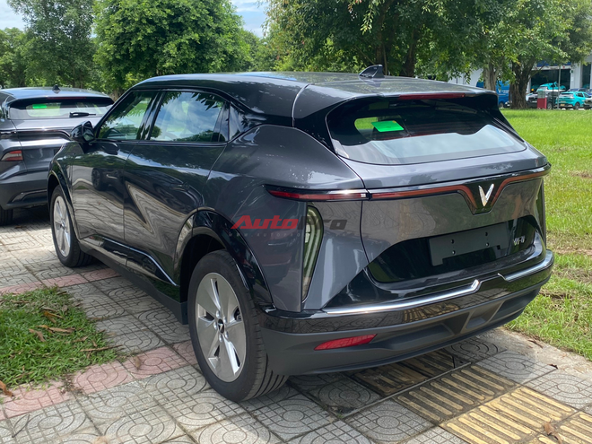 Ảnh thực tế VinFast VF 7S: Động cơ 174 mã lực, mâm khác dễ nhận biết, đại lý báo đã nhận cọc nhưng chưa có lịch giao hàng- Ảnh 10. Ảnh thực tế VinFast VF 7S: Động cơ 174 mã lực, mâm khác dễ nhận biết, đại lý báo đã nhận cọc nhưng chưa có lịch giao hàng- Ảnh 10.