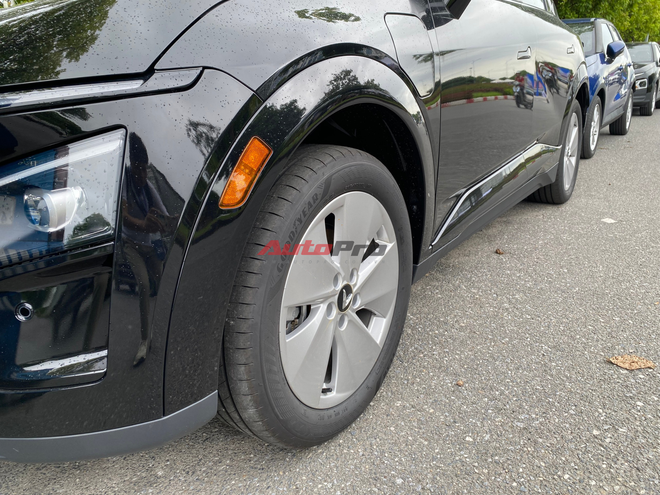 Ảnh thực tế VinFast VF 7S: Động cơ 174 mã lực, mâm khác dễ nhận biết, đại lý báo đã nhận cọc nhưng chưa có lịch giao hàng- Ảnh 12. Ảnh thực tế VinFast VF 7S: Động cơ 174 mã lực, mâm khác dễ nhận biết, đại lý báo đã nhận cọc nhưng chưa có lịch giao hàng- Ảnh 12.