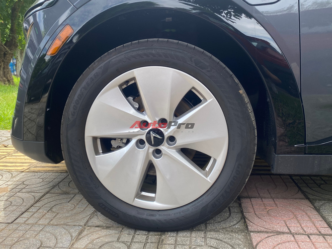 Ảnh thực tế VinFast VF 7S: Động cơ 174 mã lực, mâm khác dễ nhận biết, đại lý báo đã nhận cọc nhưng chưa có lịch giao hàng- Ảnh 3. Ảnh thực tế VinFast VF 7S: Động cơ 174 mã lực, mâm khác dễ nhận biết, đại lý báo đã nhận cọc nhưng chưa có lịch giao hàng- Ảnh 3.