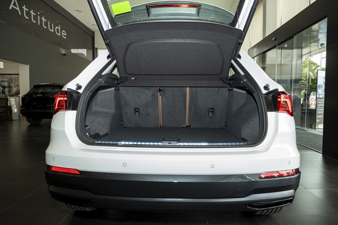 Audi Q3 2024 thêm bản mới tại Việt Nam: Đấu X1 và XC40 bằng gói thể thao, giá từ 1,89 tỷ đồng- Ảnh 28. Audi Q3 2024 thêm bản mới tại Việt Nam: Đấu X1 và XC40 bằng gói thể thao, giá từ 1,89 tỷ đồng- Ảnh 28.