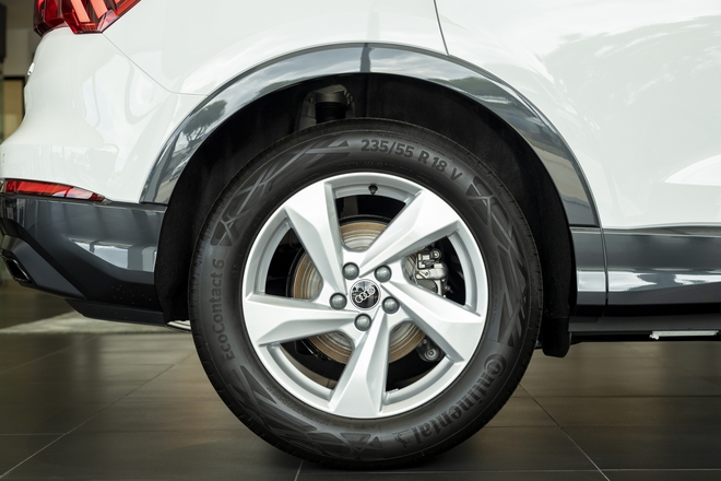 Audi Q3 2024 thêm bản mới tại Việt Nam: Đấu X1 và XC40 bằng gói thể thao, giá từ 1,89 tỷ đồng- Ảnh 12. Audi Q3 2024 thêm bản mới tại Việt Nam: Đấu X1 và XC40 bằng gói thể thao, giá từ 1,89 tỷ đồng- Ảnh 12.