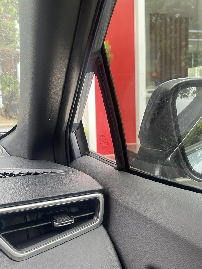 Phát hiện Toyota Corolla Cross bị rách ở cửa, chủ xe tại Thanh Hóa nghi sales giấu lỗi khiến xe không được bảo hành- Ảnh 3. Phát hiện Toyota Corolla Cross bị rách ở cửa, chủ xe tại Thanh Hóa nghi sales giấu lỗi khiến xe không được bảo hành- Ảnh 3.