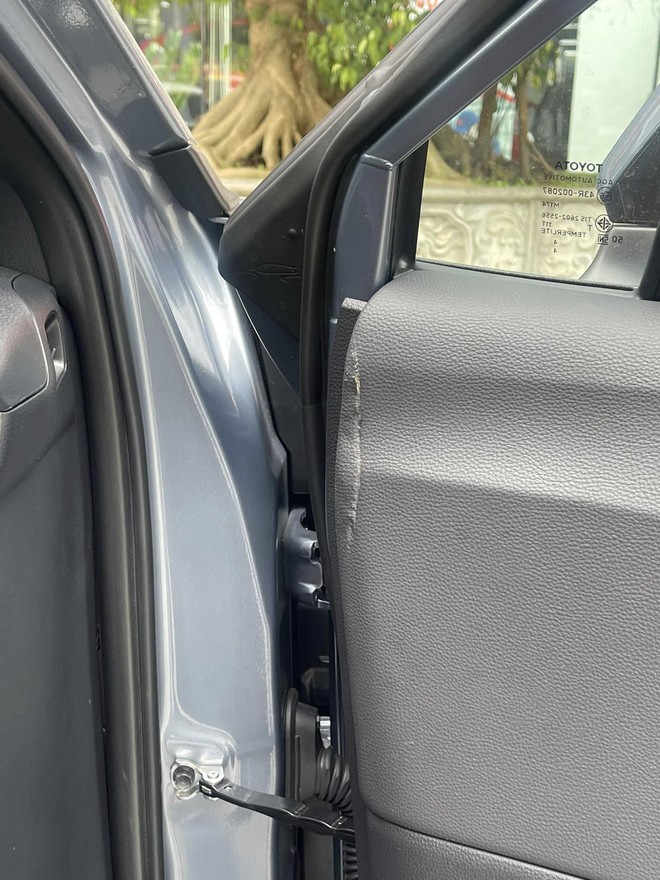 Phát hiện Toyota Corolla Cross bị rách ở cửa, chủ xe tại Thanh Hóa nghi sales giấu lỗi khiến xe không được bảo hành- Ảnh 4. Phát hiện Toyota Corolla Cross bị rách ở cửa, chủ xe tại Thanh Hóa nghi sales giấu lỗi khiến xe không được bảo hành- Ảnh 4.