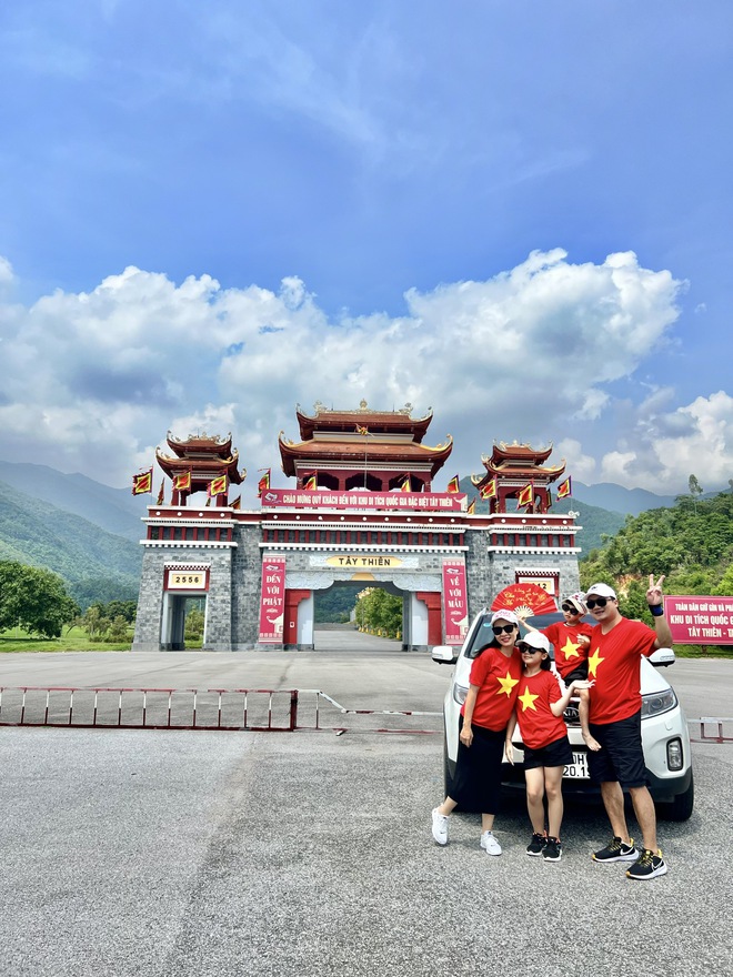 Gia đình lái Kia Sorento 18 chuyến để xuyên Việt check in 63 tỉnh thành với áo cờ đỏ sao vàng: 'Chuyến ngắn nhất chỉ 1 ngày, dài nhất 25 ngày'- Ảnh 6. Gia đình lái Kia Sorento 18 chuyến để xuyên Việt check in 63 tỉnh thành với áo cờ đỏ sao vàng: 'Chuyến ngắn nhất chỉ 1 ngày, dài nhất 25 ngày'- Ảnh 6.