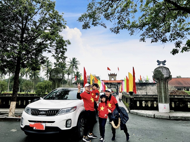 Gia đình lái Kia Sorento 18 chuyến để xuyên Việt check in 63 tỉnh thành với áo cờ đỏ sao vàng: 'Chuyến ngắn nhất chỉ 1 ngày, dài nhất 25 ngày'- Ảnh 18. Gia đình lái Kia Sorento 18 chuyến để xuyên Việt check in 63 tỉnh thành với áo cờ đỏ sao vàng: 'Chuyến ngắn nhất chỉ 1 ngày, dài nhất 25 ngày'- Ảnh 18.