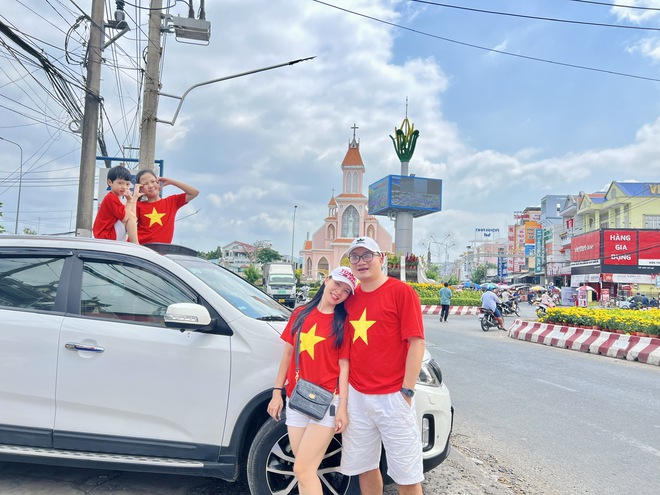 Gia đình lái Kia Sorento 18 chuyến để xuyên Việt check in 63 tỉnh thành với áo cờ đỏ sao vàng: 'Chuyến ngắn nhất chỉ 1 ngày, dài nhất 25 ngày'- Ảnh 10. Gia đình lái Kia Sorento 18 chuyến để xuyên Việt check in 63 tỉnh thành với áo cờ đỏ sao vàng: 'Chuyến ngắn nhất chỉ 1 ngày, dài nhất 25 ngày'- Ảnh 10.