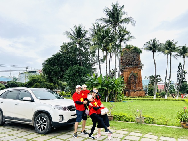 Gia đình lái Kia Sorento 18 chuyến để xuyên Việt check in 63 tỉnh thành với áo cờ đỏ sao vàng: 'Chuyến ngắn nhất chỉ 1 ngày, dài nhất 25 ngày'- Ảnh 19. Gia đình lái Kia Sorento 18 chuyến để xuyên Việt check in 63 tỉnh thành với áo cờ đỏ sao vàng: 'Chuyến ngắn nhất chỉ 1 ngày, dài nhất 25 ngày'- Ảnh 19.