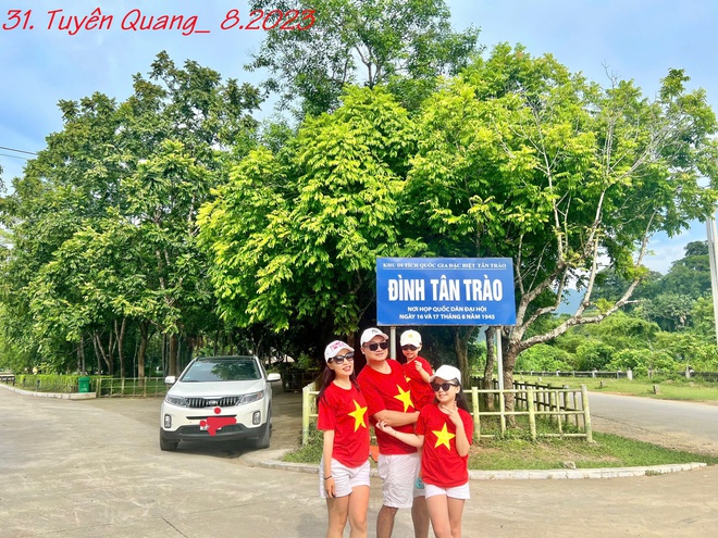 Gia đình lái Kia Sorento 18 chuyến để xuyên Việt check in 63 tỉnh thành với áo cờ đỏ sao vàng: 'Chuyến ngắn nhất chỉ 1 ngày, dài nhất 25 ngày'- Ảnh 4. Gia đình lái Kia Sorento 18 chuyến để xuyên Việt check in 63 tỉnh thành với áo cờ đỏ sao vàng: 'Chuyến ngắn nhất chỉ 1 ngày, dài nhất 25 ngày'- Ảnh 4.