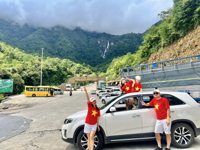 Gia đình lái Kia Sorento 18 chuyến để xuyên Việt check in 63 tỉnh thành với áo cờ đỏ sao vàng: 'Chuyến ngắn nhất chỉ 1 ngày, dài nhất 25 ngày'- Ảnh 5. Gia đình lái Kia Sorento 18 chuyến để xuyên Việt check in 63 tỉnh thành với áo cờ đỏ sao vàng: 'Chuyến ngắn nhất chỉ 1 ngày, dài nhất 25 ngày'- Ảnh 5.