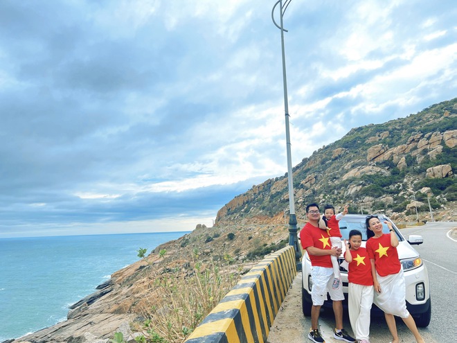 Gia đình lái Kia Sorento 18 chuyến để xuyên Việt check in 63 tỉnh thành với áo cờ đỏ sao vàng: 'Chuyến ngắn nhất chỉ 1 ngày, dài nhất 25 ngày'- Ảnh 22. Gia đình lái Kia Sorento 18 chuyến để xuyên Việt check in 63 tỉnh thành với áo cờ đỏ sao vàng: 'Chuyến ngắn nhất chỉ 1 ngày, dài nhất 25 ngày'- Ảnh 22.