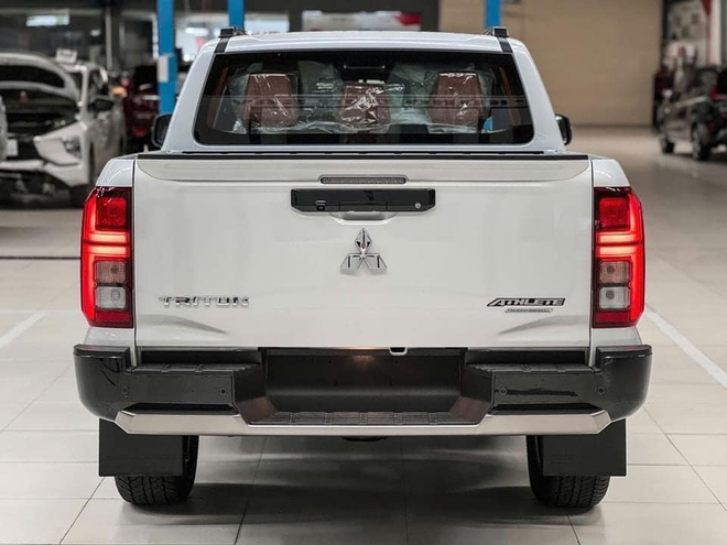 Mitsubishi Triton 2024 về đại lý, lần đầu lộ chi tiết nội thất: Màn hình lớn, camera 360, ADAS dễ khiến khách Việt phân vân với Ranger- Ảnh 4. Mitsubishi Triton 2024 về đại lý, lần đầu lộ chi tiết nội thất: Màn hình lớn, camera 360, ADAS dễ khiến khách Việt phân vân với Ranger- Ảnh 4.