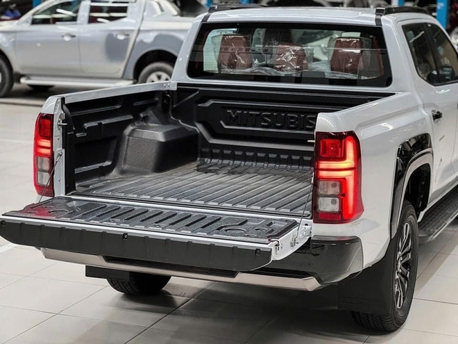 Mitsubishi Triton 2024 về đại lý, lần đầu lộ chi tiết nội thất: Màn hình lớn, camera 360, ADAS dễ khiến khách Việt phân vân với Ranger- Ảnh 8. Mitsubishi Triton 2024 về đại lý, lần đầu lộ chi tiết nội thất: Màn hình lớn, camera 360, ADAS dễ khiến khách Việt phân vân với Ranger- Ảnh 8.