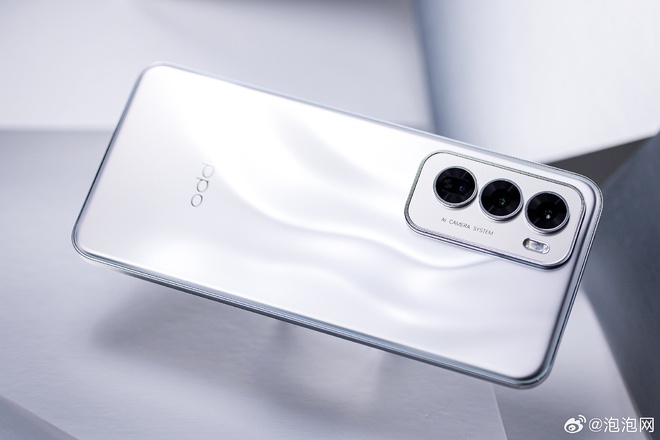 Chưa ra mắt, OPPO Reno12 đã có loạt ảnh cận cảnh: Thiết kế "mới mà cũ" với phong cách thời trang Y2K- Ảnh 18.