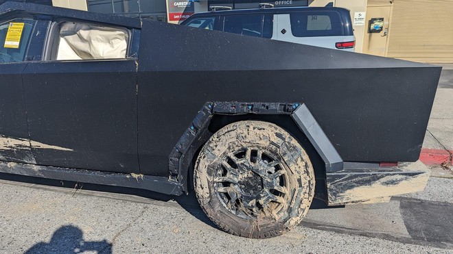 Chiếc "thiết giáp" Tesla Cybertruck bất ngờ gục ngã dưới mương nước- Ảnh 5. Chiếc "thiết giáp" Tesla Cybertruck bất ngờ gục ngã dưới mương nước- Ảnh 5.